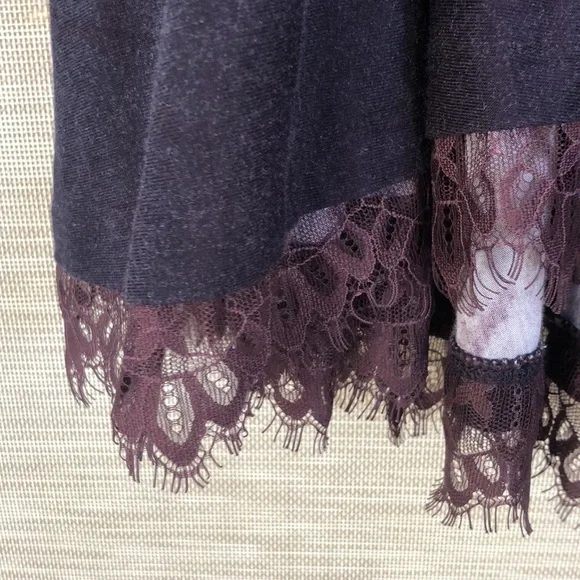 LOGO by Lori Goldstein Printed Swing Top with Lace at Hem 1X - Picture 2 of 9